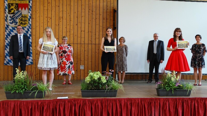 Diese jungen Frauen ehrte die Gerhardinger Realschule besonders: Maria Auburger, Kerstin Klaußner und Selina Baumgartner (vorne, von links) zeichneten sich durch ihr außergewöhnliches Engagement aus.