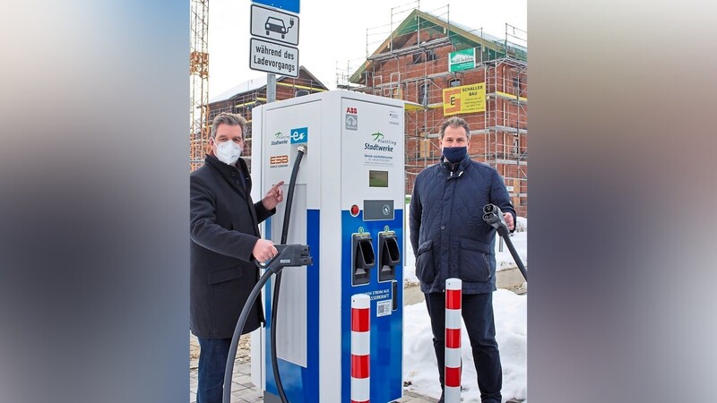 Plattlings Bürgermeister Hans Schmalhofer (l.) und Stadtwerkeleiter Stefan Kopp nahmen die neuen Ladesäulen offiziell in Betrieb.