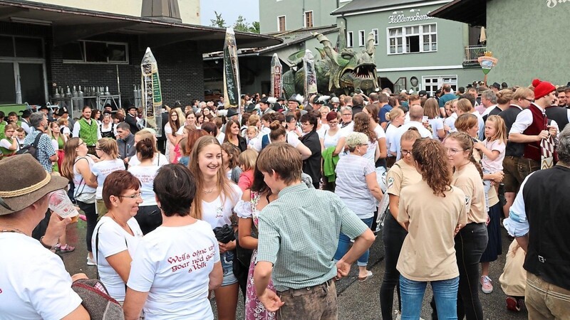 Ort dieses "Volksfestes im Vorbeigehen" wird der Hof der Brauerei Dimpfl an der Bräuhausstraße sein. Natürlich darf er am zweiten August-Wochenende nicht so proppenvoll werden wie im vergangenen Jahr vor dem Einzug.
