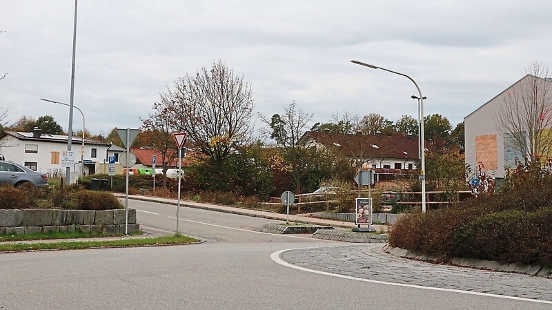 Die Schulstraße, die vom Kreisverkehr abzweigt, ist zukünftig der kürzeste Weg für die Anwohner im geplanten Baugebiet "westlich der Schule".