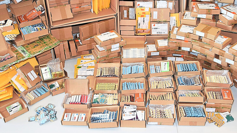 Postpakete mit illegalen Arzneimitteln: organisiert in München, verschickt über Singapur, gekauft in der ganzen Welt.
