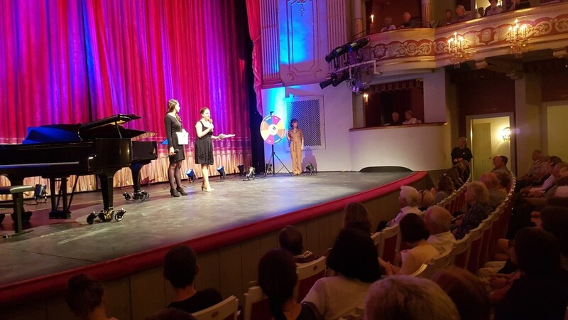 Beim "musikalischen Glücksrad" wurden die Zuschauer auf ihr Theater-Wissen getestet.