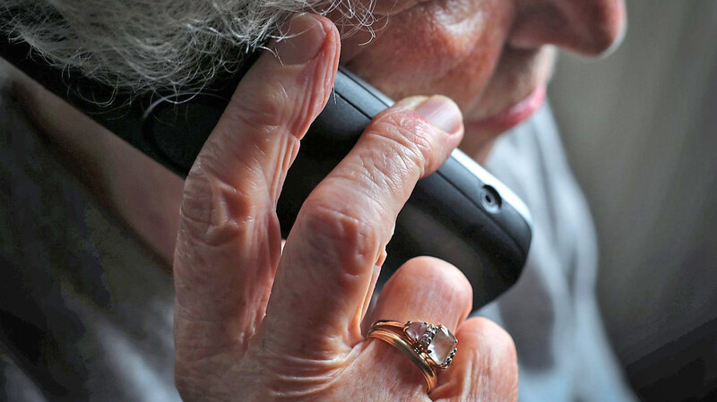Oft werden gerade ältere Menschen Opfer hinterhältiger Telefonbetrugs-Maschen wie dieser. (Symbolbild)