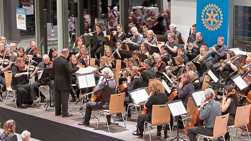 Nach drei Jahren Zwangspause stellen die Mainburger Rotarier und das ansässige Hallertauer Kammerorchester für den 29. April in der Ausstellungshalle von Auto Köhler in Mainburg ein Konzert auf die Beine.