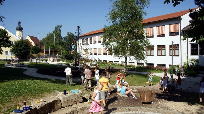 Das damals neue Schulhaus galt als richtungsweisender Bau und stellte für die Gemeinde Schierling die größte Investition in ihrer Geschichte dar.