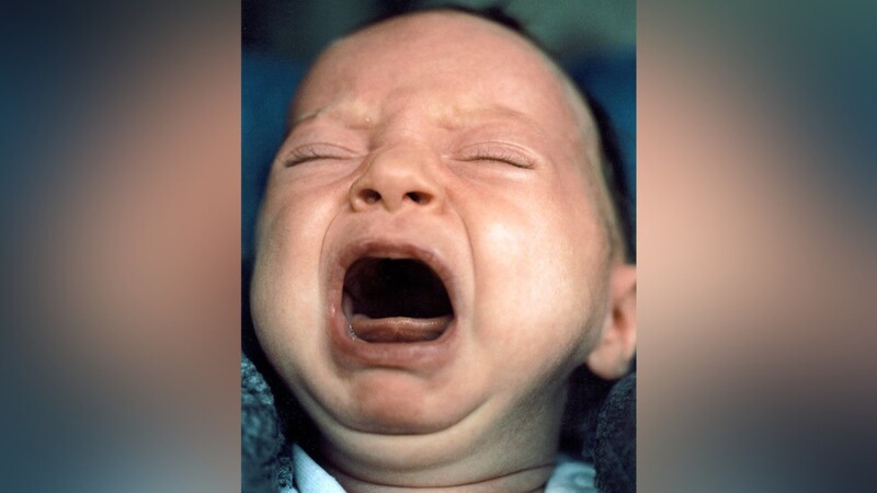 Babys schreien, wenn sie Hunger haben. Wenn sie auch ohne ersichtlichen grund nicht zu beruhigen sind, sollten Eltern sich Rat suchen.