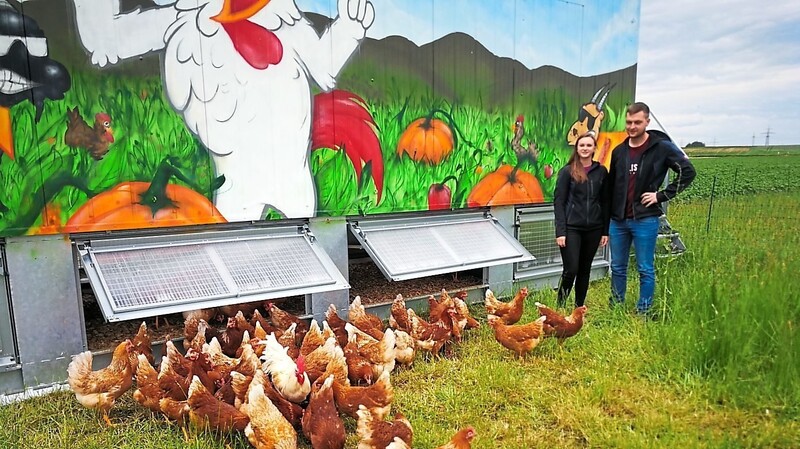 Mathias Ittlinger und Lebensgefährtin Felicia Fey vor dem neuen Hühnerstall, der nochmals etwas größer ausgefallen ist.
