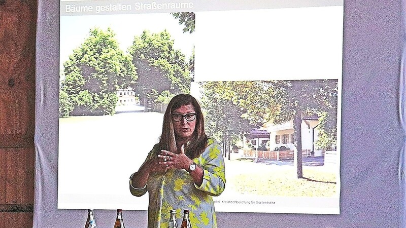 Kreisfachberaterin für Gartenkultur und Landespflege beim Landratsamt Deggendorf, Petra Holzapfel, referierte zum Thema "Bäume schaffen Lebensqualität".
