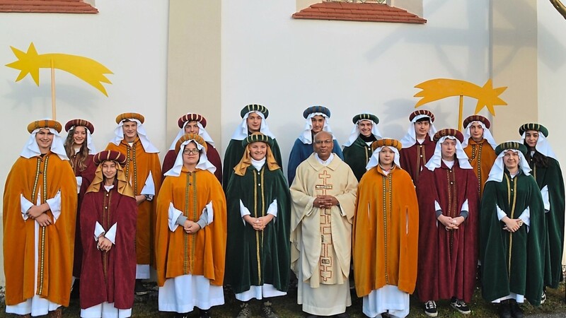 Am Wochenende fand im Rahmen der Sonntagsmesse auch die Aussendung der Sternsinger durch Pater Jacob statt.