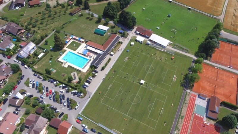 Die Sportanlage des FC Niederwinkling von oben. Auf vier Spielfeldern werden sich die 96 teilnehmenden Mannschaften in sechs Turnieren bestimmt heiße Duelle liefern.