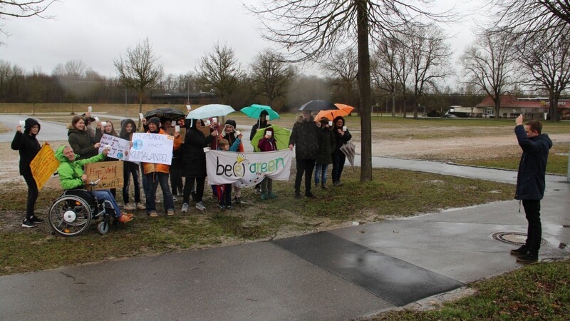 Gemeinsam protestierten 26 Schüler und Unterstützer gegen die derzeitige Umweltpolitik der Regierungen.