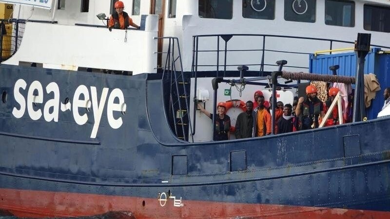 Migranten und Besatzungsmitglieder stehen an Deck des deutschen Rettungsschiffs "Alan Kurdi". (Symbolbild)