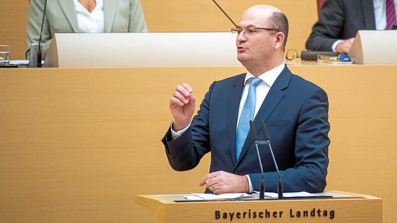 Bayerns Finanzminister Albert Füracker sagt, dass der 20-Milliarden-Corona-Kredit "eigentlich bis 2021 ausreichen müsste".