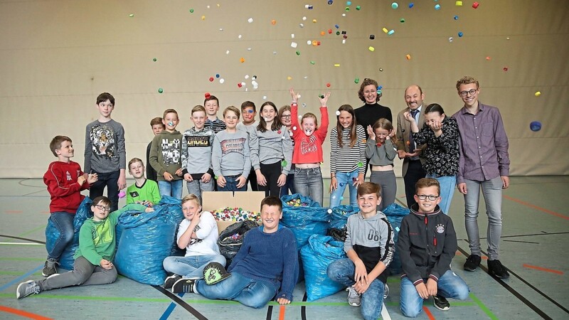 "Deckel drauf": Die Schüler des St.-Gotthard-Gymnasiums Niederalteich hatten bei der Sammelaktion großen Spaß.