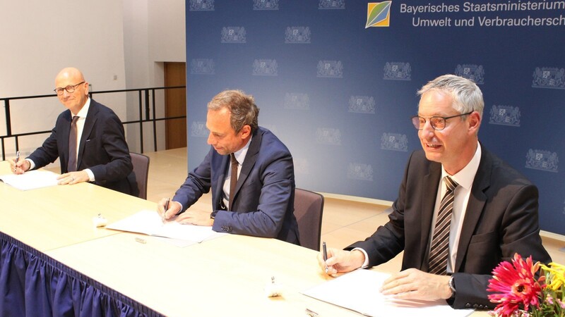 Unterzeichneten den Blühpakt (v.l.): Dr. Uwe Brandl vom bayerischen Gemeindetag, Bayerns Umweltminister Thorsten Glauber und Oberbürgermeister Markus Pannermayr.