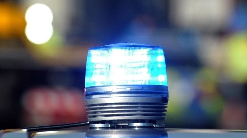Das Blaulicht eines Streifenwagens der Polizei. Foto: Stefan Puchner/Archivbild