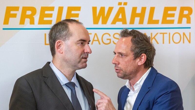 Wirtschaftsminister Hubert Aiwanger (l.) und Umweltminister Thorsten Glauber beschießen die Winterklausur der Freien Wähler in Schwarzenfeld.
