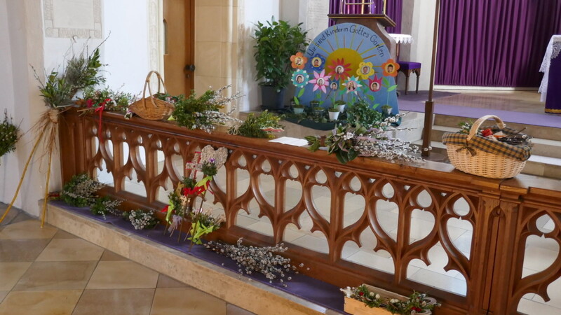Die Pfarrangehörigen legten Palmbüscherl in den Altarraum, wo sie Pfarrer Speckbacher weihte.