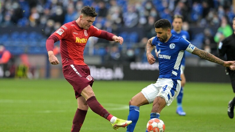 Regensburgs Andreas Albers (l.) macht im Zweikampf mit Schalkes Victor Palsson das Tor zum 1:0. Sein Treffer reicht allerdings nicht, Schalke dreht die Partie in zweiten Hälfte.