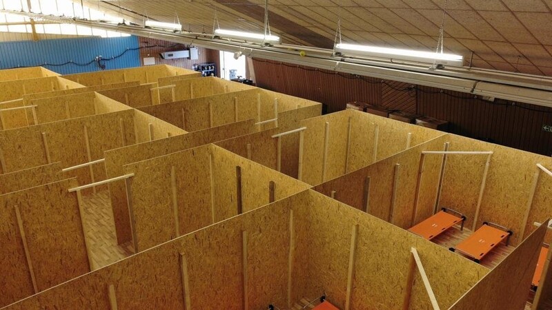 Für mehr Privatsphäre wurden in der Notunterkunft einzelne Parzellen aus Holzplatten gebildet.