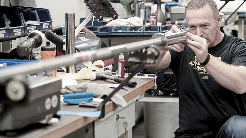 Sie gilt als die stabilste Hantelstange der Welt: Bei seinem Besuch im Firmensitz Halmstad in Schweden hat Sepp Maurer aus dem berühmten "Schwedenstahl" selbst eine Stange gedreht.