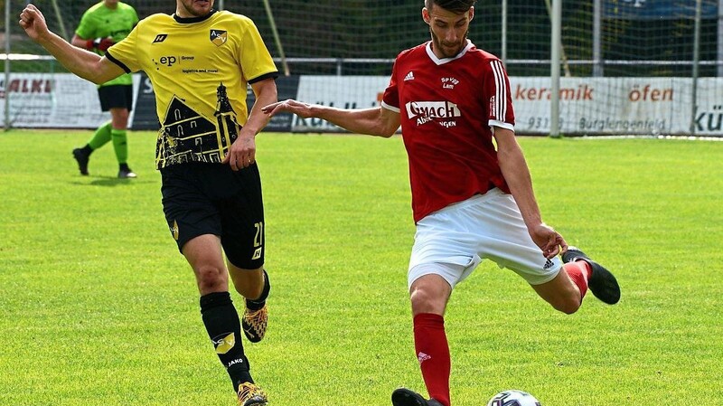Verteidiger Daniel Gschwendtner (rechts) hat seinen Vertrag bei den "Osserbuam" verlängert.