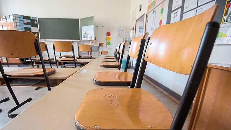 Die Stühle in den Klassenzimmern bleiben auch nach den Osterferien erstmal leer. In Landshuts Grundschulen versucht man sich derzeit mit verschiedenen Lösungen dem Thema "Lernen daheim" zu nähern.
