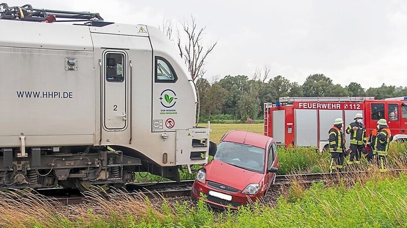 Bahnunfall bei Seebach: Glück im Unglück hatte die 85-Jährige, deren Fahrzeug mit einer Lokomotive kollidierte.