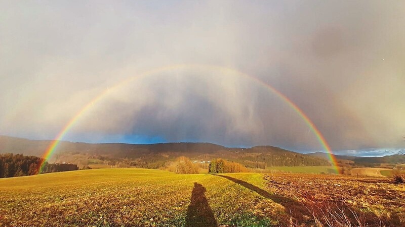 Gabi Siebenhandl hat dieses Farbenspiel am Himmel fotografiert. Es zeigt, dass selbst das schlechteste Wetter noch etwas Schönes bewirken kann.