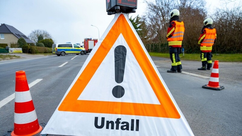 Ein Lastwagenfahrer hat am Montagmorgen bei Reisbach wegen eines Hustenanfalls die Kontrolle über seinen Lkw verloren. (Symbolbild)