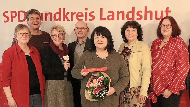 Bürgermeisterkandidatin Angelika Wimmer (Mitte) mit Landratskandidatin Ruth Müller (3.v.r) sowie weiteren Unterstützern.