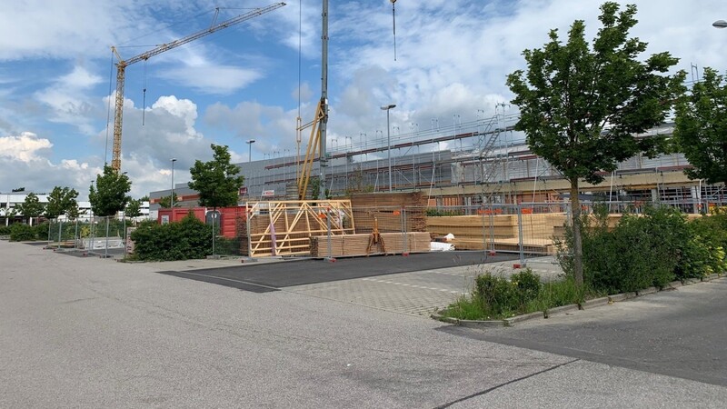 Fleißig gebaut wird momentan am Fachmarktzentrum an der Brumather Straße.