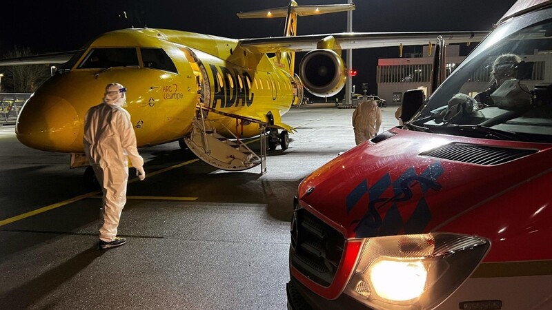 Während der vierten Corona-Wellte mussten Patienten mit einem ADAC-Flugzeug nach Hamburg geflogen. Im Moment sind die Kapazitäten für die Versorgung der Patienten im Raum Landshut ausreichend und Verlegungen kein Thema.