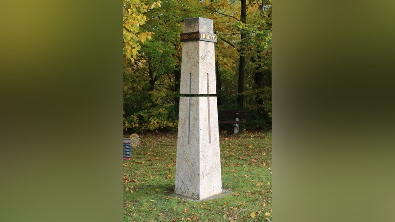 Im Rahmen der Verlängerung des Schierlinger Gelübdes zur Errettung aus Kriegsnot war im Jahre 1995 der Gedenkstein in der damaligen geografischen Mitte des Ortes aufgestellt worden.