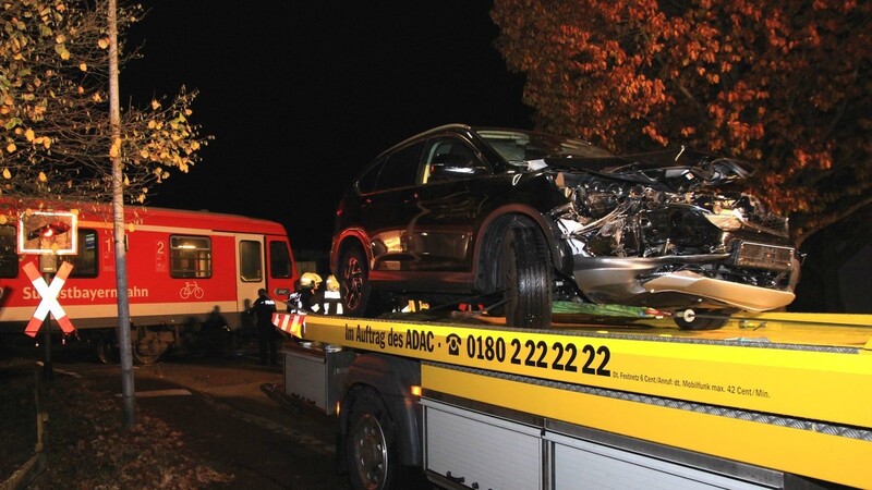 In Straubing kollidierte ein Auto mit einem Zug.
