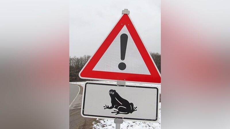 Warnschild Amphibienwanderung bei Ainbrach .