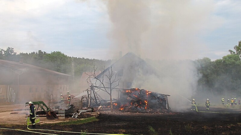 Großbrand in Zenzing: Scheune (vorne) und Wohnhaus (dahinter) werden komplett zerstört.