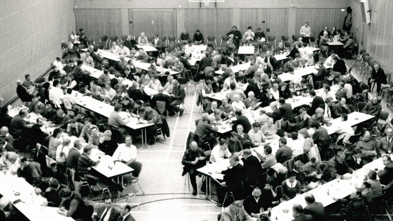 Eine Bürgerversammlung Anfang der 90er Jahre in der Vilstalhalle. Damals lockten die Debatten noch viele Zuhörer an.