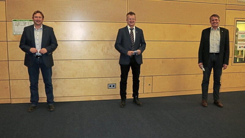 Zogen bei der letzten Stadtratssitzung 2021 Bilanz: dritter Bürgermeister Wolfgang Kürzinger, Bürgermeister Markus Ackermann und Vizebürgermeister Martin Frank (von links).