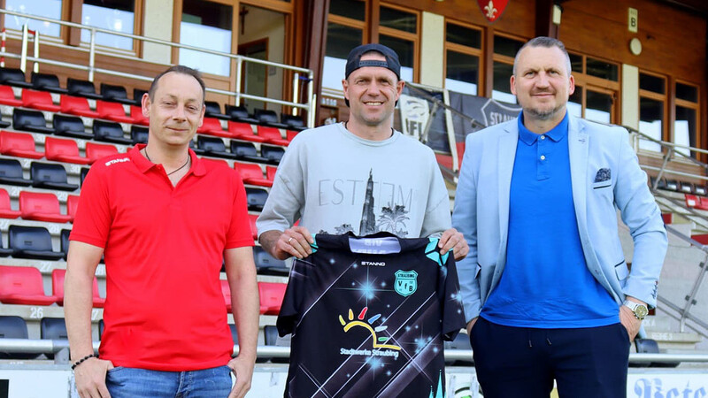 Torhüter Alexander Kister (Mitte) wechselt zum VfB Straubing, die beiden Sportlichen Leiter Andreas Schreiner (links) und Tom Gabler freut's