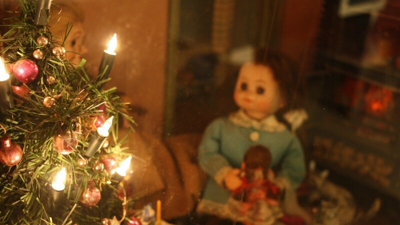 Im Spielzeugladen, einem der aufwendigsten Schaukästen, muss die kleine Polly ein Weihnachtsgeschenk abholen und ahnt da noch nicht, dass sich in dem Päckchen ihre langersehnte Puppe befindet.