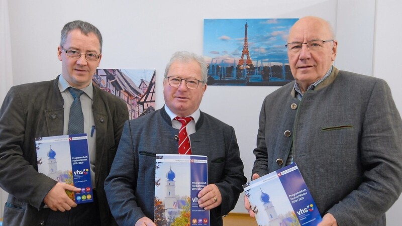 Volkshochschul-Leiter Johann Sarcher (Mitte) und Schatzmeister Bernhard Pannermayr (links) mit stellvertretendem Landrat und Drittem Bürgermeister Rudolf Lehner.