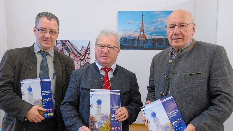 Volkshochschul-Leiter Johann Sarcher (Mitte) und Schatzmeister Bernhard Pannermayr (links) mit stellvertretendem Landrat und Drittem Bürgermeister Rudolf Lehner.