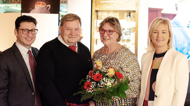 Für 45 Jahre Treue und Loyalität zum Betrieb wurde Werner Maier (2.v.l. mit Ehefrau) von Hans und Sabine Bachner geehrt.