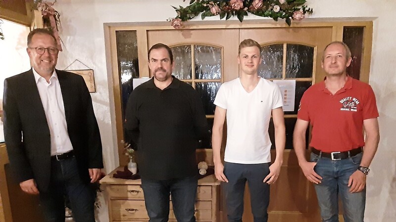 Bürgermeister Dobmeier mit dem neuem Vorsitzenden Torsten Hamberger und den Beisitzern Christoph Baumann und Stefan Lorenz