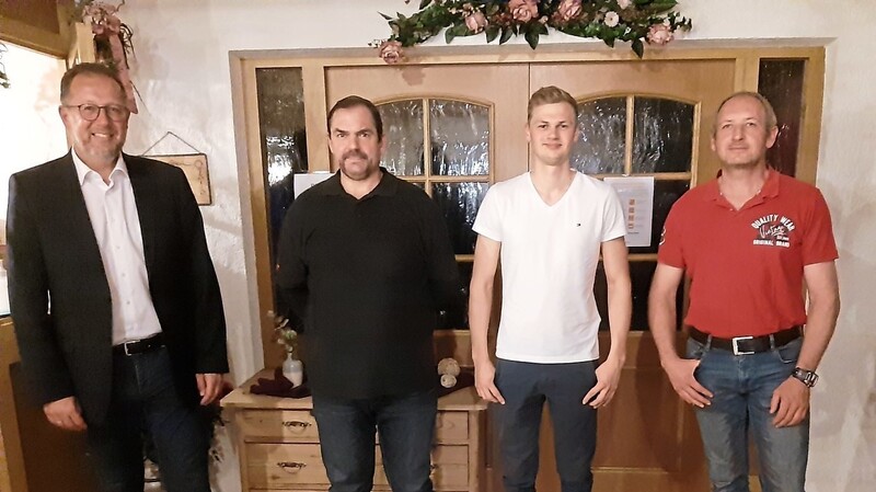 Bürgermeister Dobmeier mit dem neuem Vorsitzenden Torsten Hamberger und den Beisitzern Christoph Baumann und Stefan Lorenz