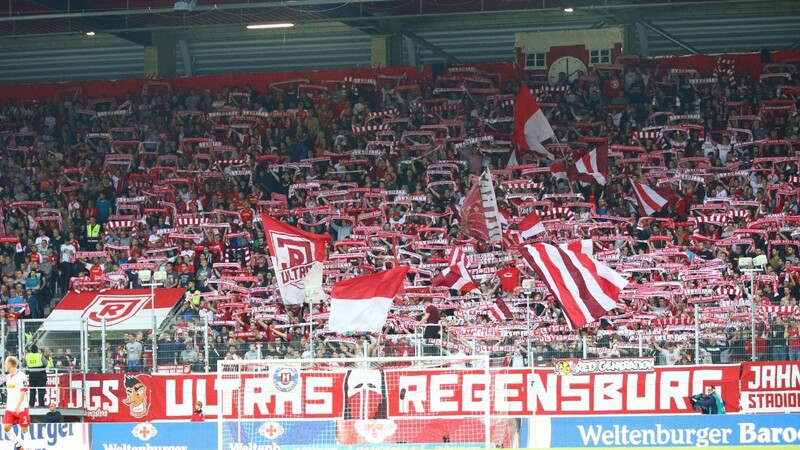 Der SSV Jahn Regensburg tritt gegen den Hamburger SV vor vollem Haus an.