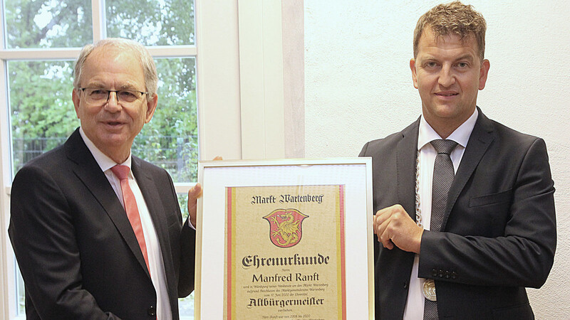 Verleihung der Urkunde durch Bürgermeister Christian Pröbst (r.) an Altbürgermeister Manfred Ranft.