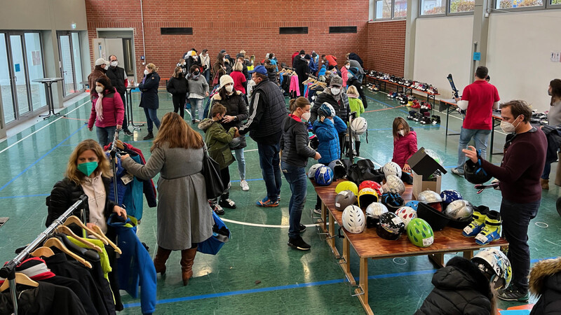 Die Besucher des Skiflohmarkts stießen auf eine große Auswahl an Wintersportartikeln.