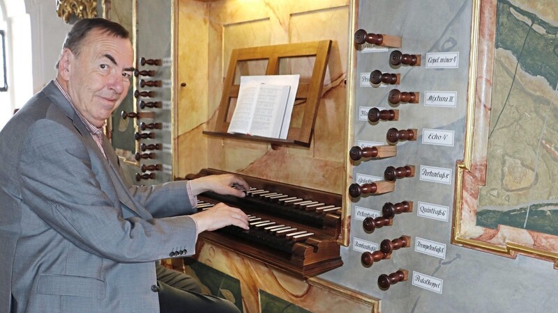 Kirchenmusiker, Chordirektor und Dekanatskirchenmusiker: Wolfgang Riegraf an der Salomon-Orgel in der Bad Kötztinger Pfarrkirche.